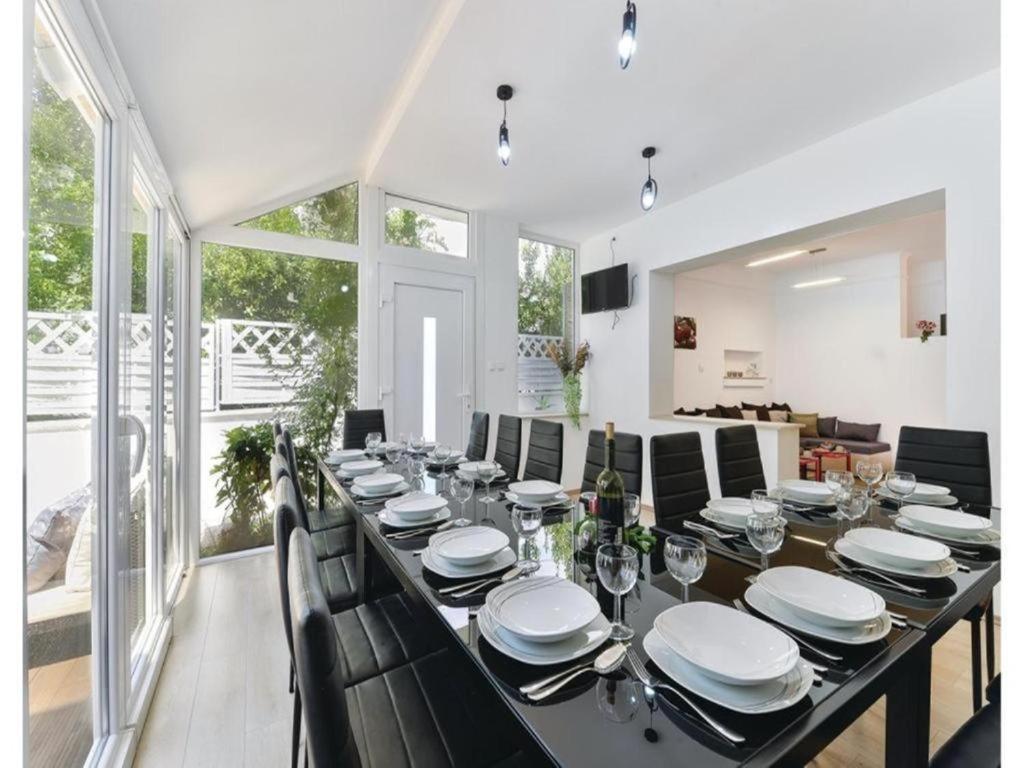 G Apartment *